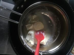 奶油奶酪，牛奶，黄油放在一起