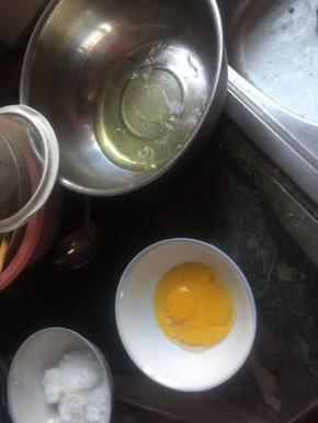 蛋白，蛋黄分别放在无油无水的盆中