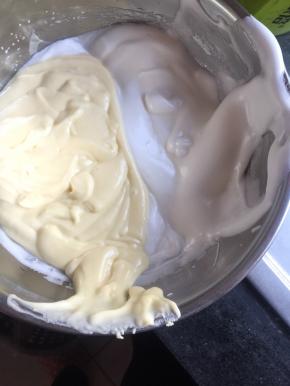 蛋白霜分三分之一到面糊中，翻拌均匀