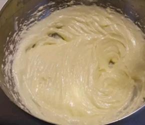期间制作备料，辅料的所有材料隔热水搅拌至光滑无颗粒状态