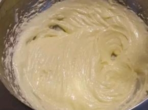期间制作备料，辅料的所有材料隔热水搅拌至光滑无颗粒状态
