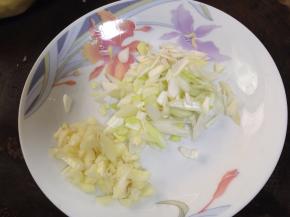 葱、蒜切碎