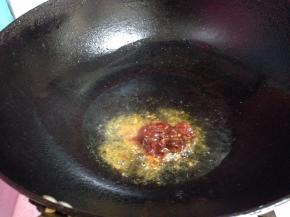 热锅凉油小火下入郫县豆瓣酱炒出红油