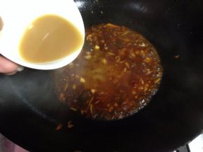 转小火倒入碗汁
