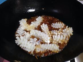 转大火倒入鱿鱼卷快速炒匀