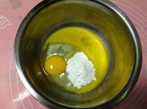 1个全蛋加1个蛋黄加入细砂糖