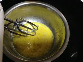 隔温水开始打发（不可太热以免烫熟）