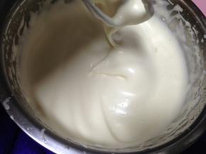 打发至蛋糊体积变大，滴落痕迹明显，消失缓慢（同时烤箱170度预热）