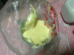 将面糊装入裱花袋中