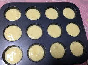 然后把面糊挤入模具中，每个挤八分满（我用的12连模）