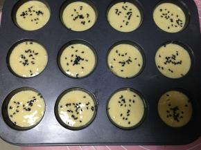 表面撒适量黑芝麻做装饰（可省略）