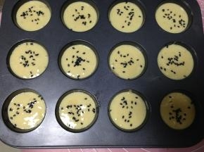 表面撒适量黑芝麻做装饰（可省略）