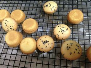 出炉后，最好不烫手时就脱模，否则余温容易让蛋糕变干