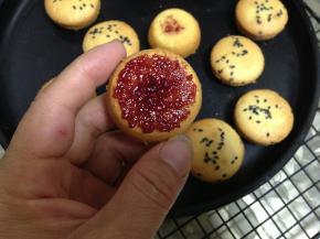 蛋糕表面涂抹适量蓝莓酱，把另一个蛋糕盖在上面即可