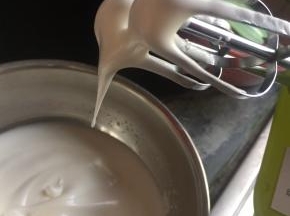 蛋白加几滴柠檬汁，分三次加糖打发，打到湿性发泡即可，不要太硬