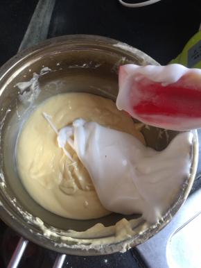 蛋白霜分三分之一到面糊中，翻拌均匀