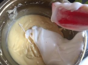 蛋白霜分三分之一到面糊中，翻拌均匀
