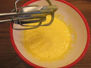 加入第二次玉米油打至变白牛奶状