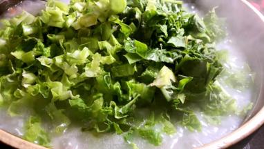 加入青菜，拌匀