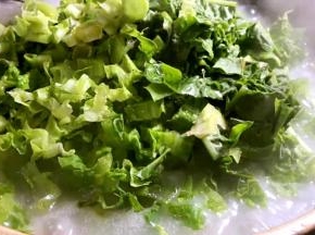 加入青菜，拌匀