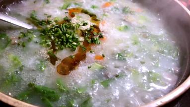 香油和香葱，拌匀再煮2分钟即可盛出