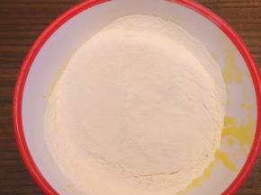 将低筋面粉过筛入碗中