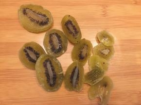 将猕猴桃干称重后用刀切小块