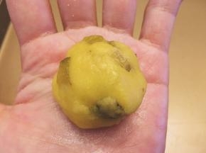 称20克分量，搓圆压扁将杏仁片粘表面