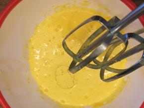 用打蛋器打散倒入一半玉米油继续打散