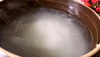 将大米放入锅中，大火煮开后转小火熬煮30分钟