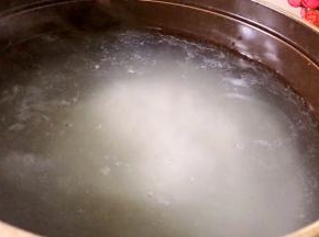 将大米放入锅中，大火煮开后转小火熬煮30分钟