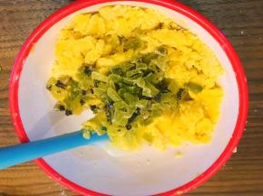 将猕猴桃干碎倒入碗中拌匀