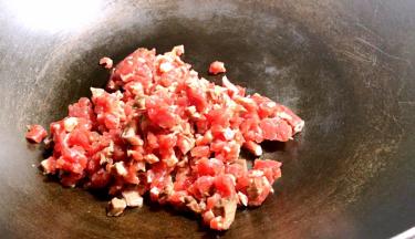 放入无油无盐的锅中，小火炒至变色