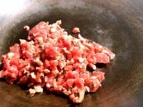 放入无油无盐的锅中，小火炒至变色