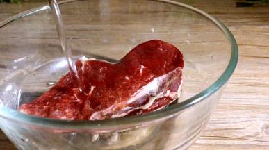 将牛肉洗净，浸泡半小时