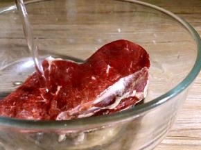 将牛肉洗净，浸泡半小时