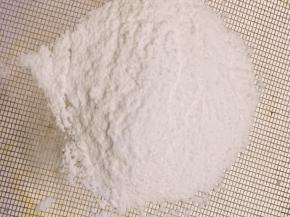 将泡打粉过筛入碗中