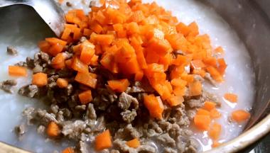 30分钟后加入牛肉粒和胡萝卜丁，再煮20分钟