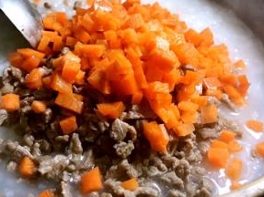 30分钟后加入牛肉粒和胡萝卜丁，再煮20分钟