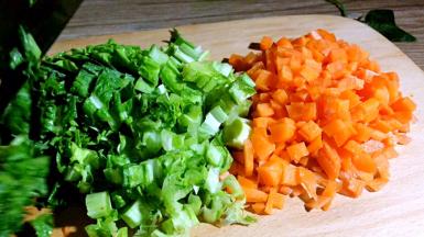 将胡萝卜洗净切小丁，青菜洗净切碎备用