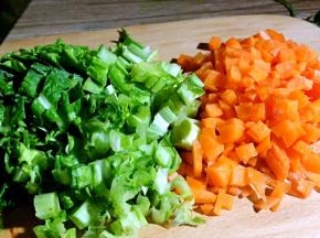 将胡萝卜洗净切小丁，青菜洗净切碎备用