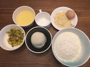 将材料，猕猴桃干碎，杏仁片，鸡蛋，泡打粉，玉米油，细砂糖，低筋面粉称重准备好