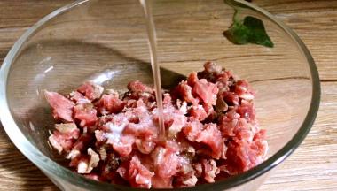 加入盐、料酒拌匀腌制10分钟