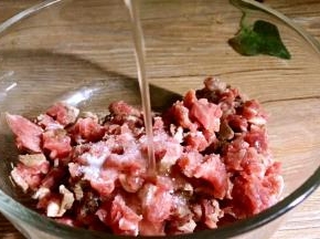 加入盐、料酒拌匀腌制10分钟