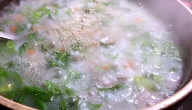 加入盐、白胡椒粉