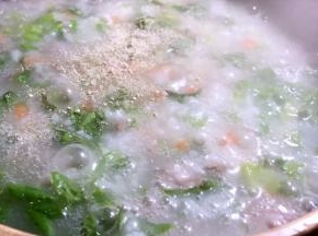 加入盐、白胡椒粉