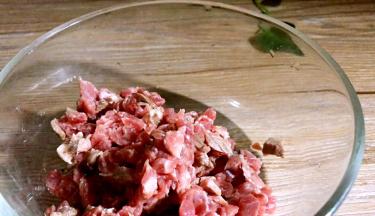 将浸泡好的牛肉洗净血污，切成1厘米小粒