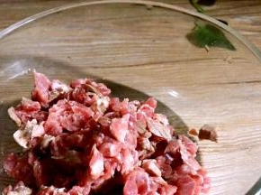 将浸泡好的牛肉洗净血污，切成1厘米小粒