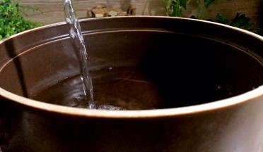 砂锅中放入清水，大火烧开