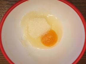 准备一个碗，将鸡蛋打入碗中，倒入白糖